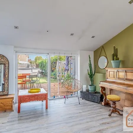Casa de Férias Maison A Lyon Parilly Avec Piscine, Jardin, Parking Prive & Proche Eurexpo Vénissieux